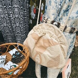 1980’s Cream/Beige Leather Purse! ⚡️